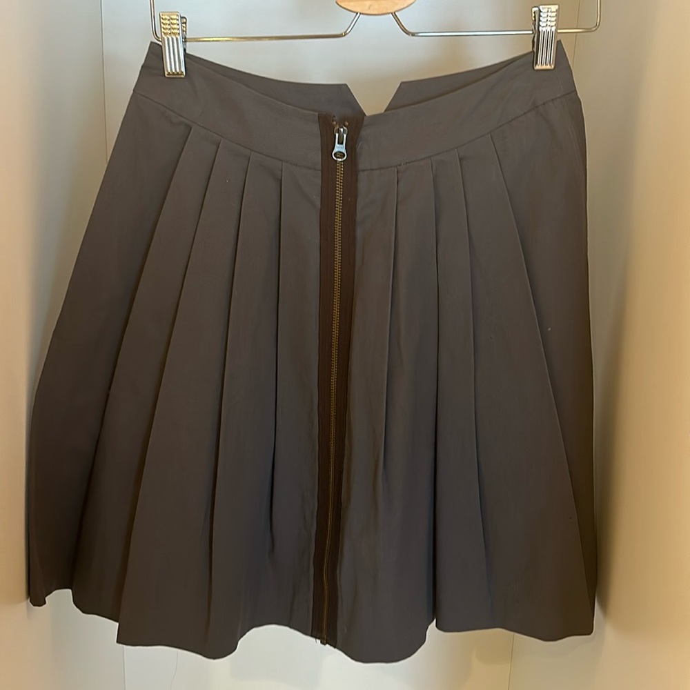 Grace Sun, grey, front zip, pleated skirt.